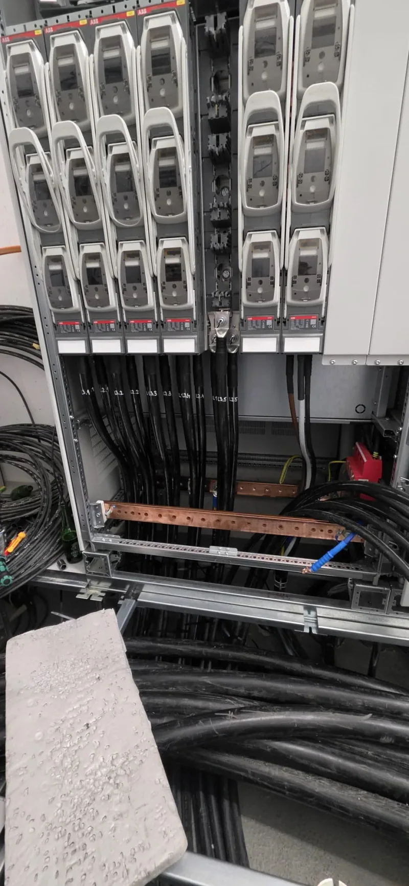 Montagephase der ABB Lasttrennschalter in der NSHV mit freiliegenden internen Anschlüssen